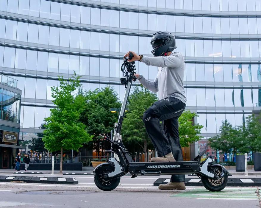 Скорость 112 км в час с запасом хода 112 км.</p>
<p>Производитель из США Roadrunner Scooters LLC выпустил электроскутер RoadRunner RX7