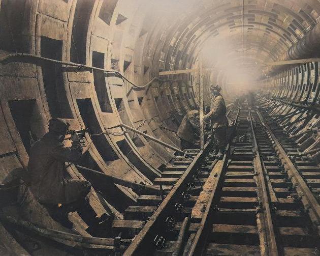 Почему буквы метро красные в Москве и синие в Петербурге: история создания и выбор логотипа